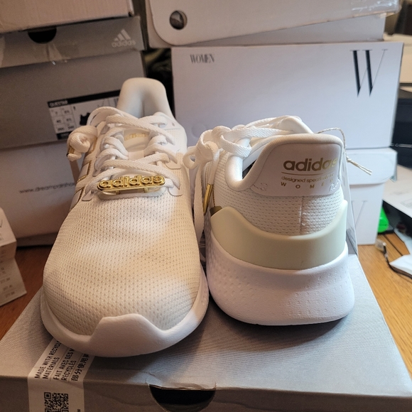 Ladies Adidas Sneaker - Picture 6 of 10